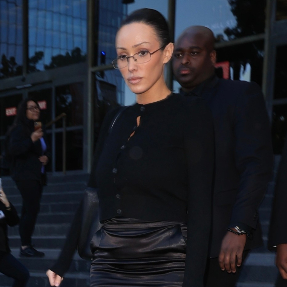 Poželećete da iskopirate izdanje Bjanke Cenzori: Zakopčana "do grla", a i dalje seksi FOTO