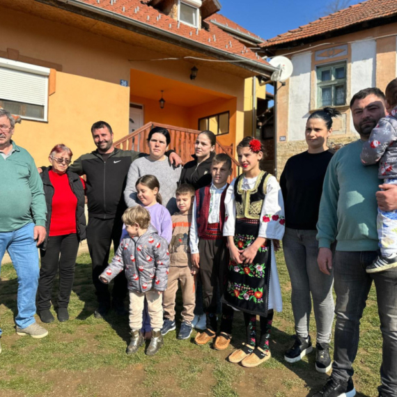 Gerzići iz Viče ostali na dedovini: Obrađuju 60 hektara zemlje, u štalama preko 100 grla stoke FOTO