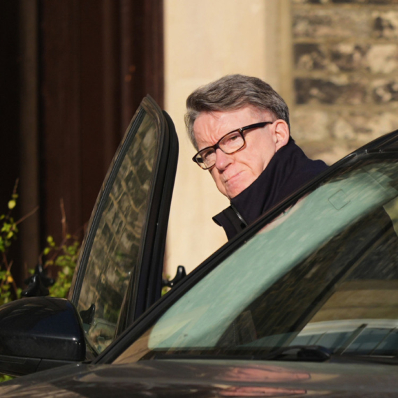 Mandelson na slobodi, ali uz istragu