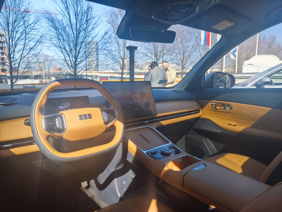 Novi plug-in hibrid na srpskom tržištu: Predstavljen Geely Starray EM-i FOTO