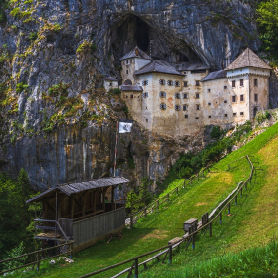 Najneobičniji dvorac na svetu; Uklesan je u litici, a evo koliko košta ulaznica FOTO/VIDEO
