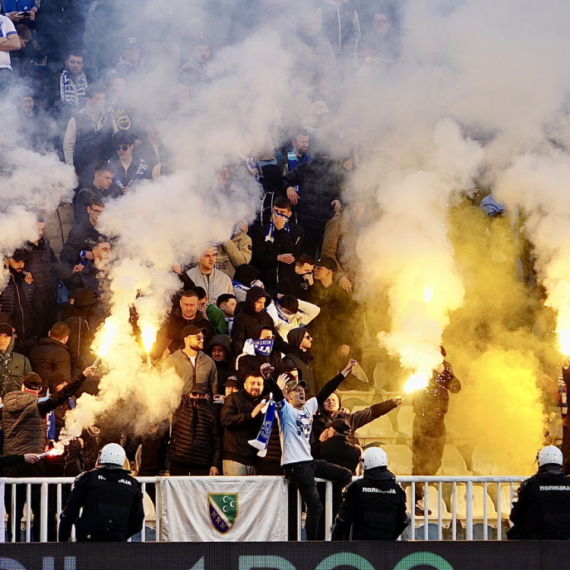 Troje uhapšeno posle haosa na meču Novi Pazar – Crvena zvezda; Muškarac pretučen, povređeni policajci