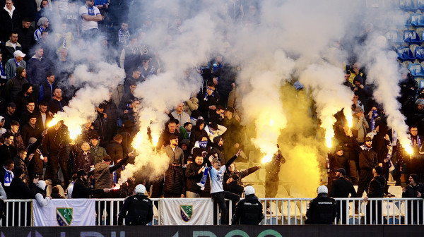 Troje uhapšeno posle haosa na meču Novi Pazar – Crvena zvezda; Muškarac pretučen, povređeni policajci