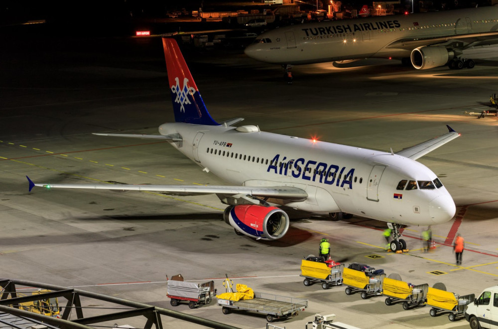 Avion Er Srbije sleteo u Beograd sa 262 naša građana evakuisanih iz ratne zone; Među njima i 14 beba