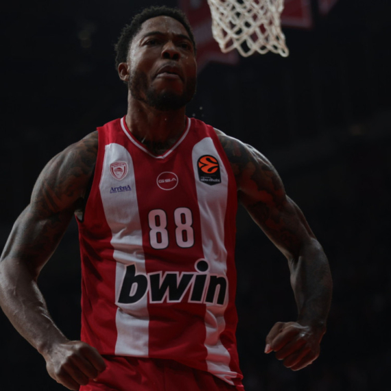 Slukasova žena napala Tajrika Džonsa! VIDEO