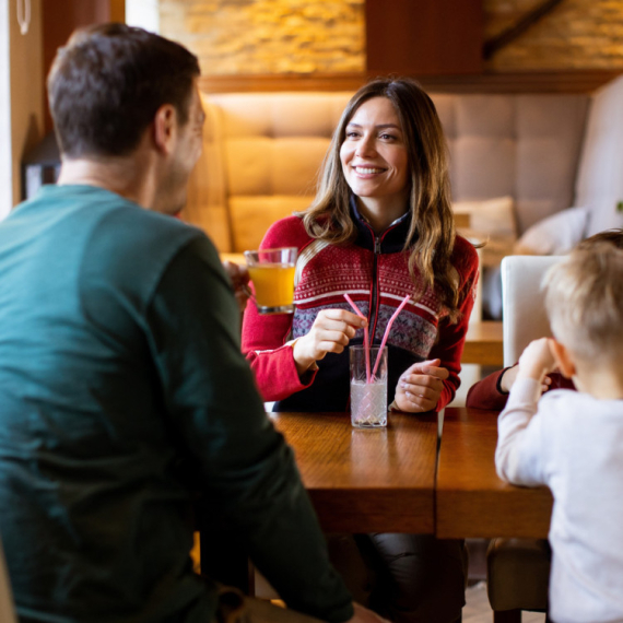 Dozvolili da zabrne ulazak deci u kafiće: "Da sačuvamo ugodnu atmosferu"