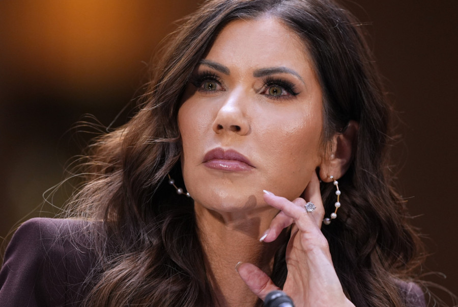 Trampova ICE barbika izblamirala muža, morao da učestvuje u bombifikacijii FOTO