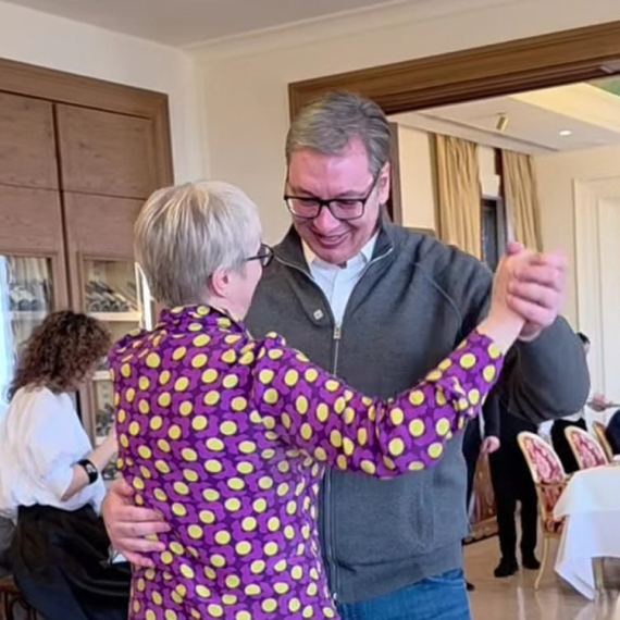 Vučić priredio slavlje za sve žene koje rade u Predsedništvu:  Srećan što ih imam i beskrajno zahvalan VIDEO