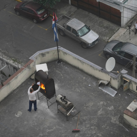 Kubanska ambasada u plamenu: Diplomate spaljuju papire VIDEO