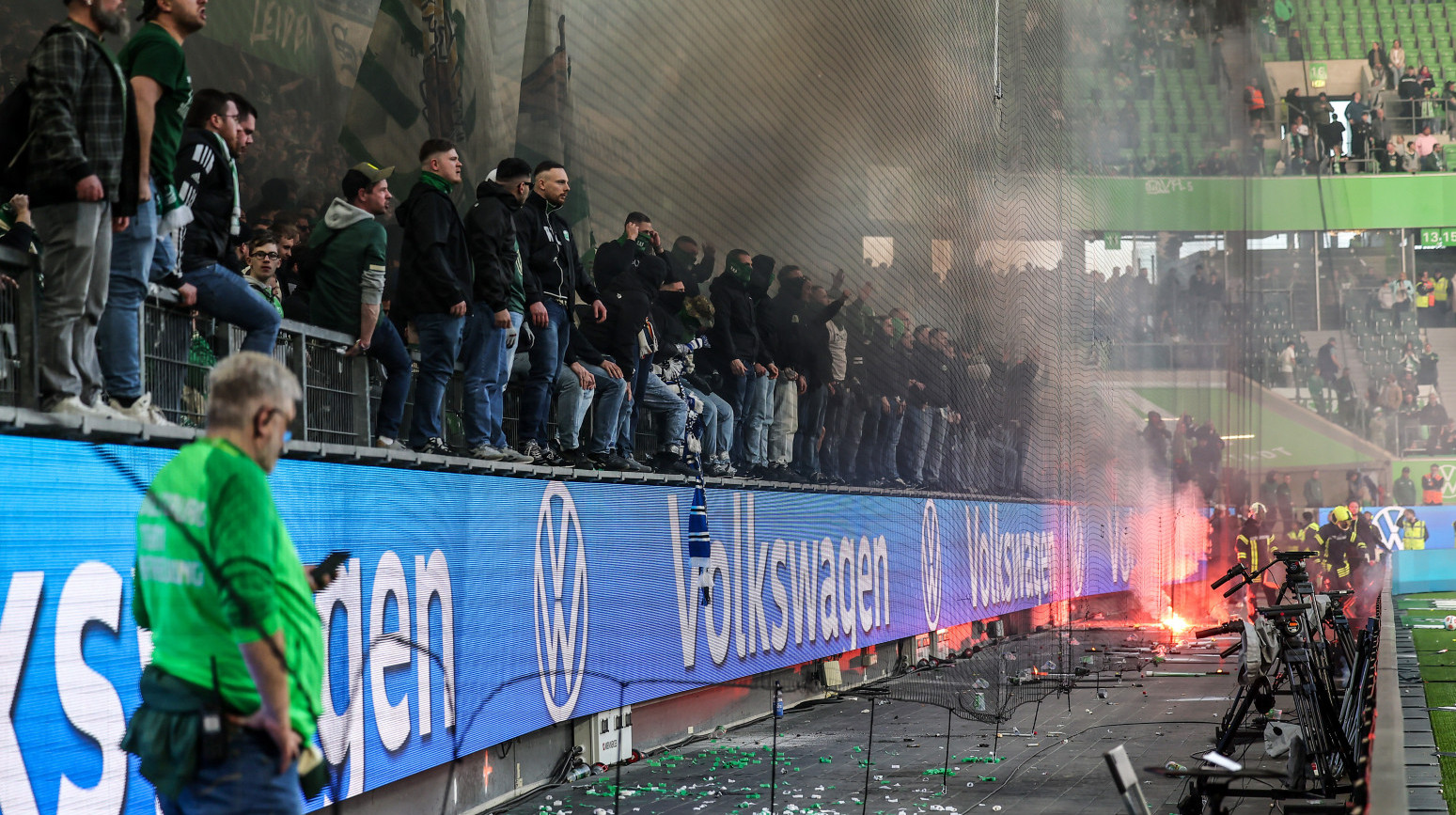 Nesvakidašnji haos u Bundesligi – igrači se tukli, navijači divljali FOTO