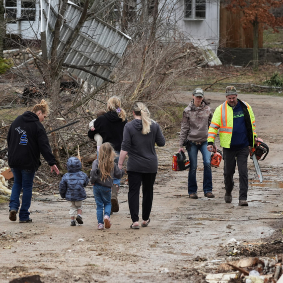 Tornado pustoši SAD: Ima mrtvih; Oluja čupala drveće i krovove VIDEO