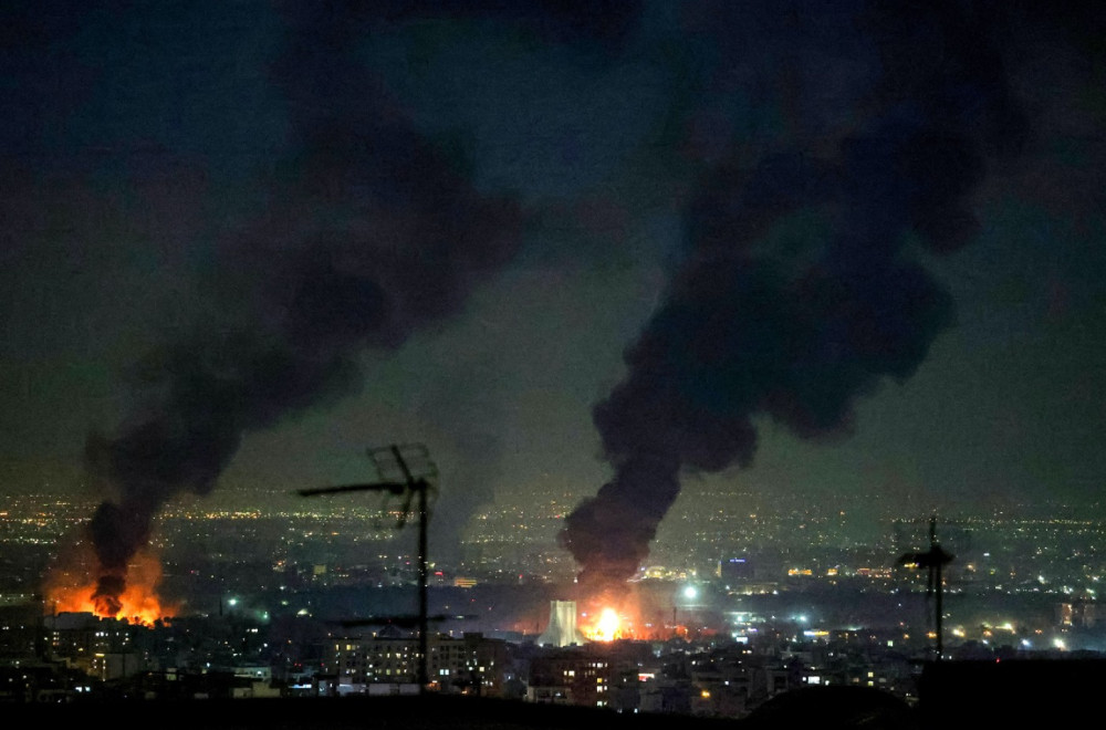 Amerika i Izrael pokrenuli nove napade; IRGC gađale rafineriju u Haifi; Tramp okrivljuje Teheran FOTO/VIDEO