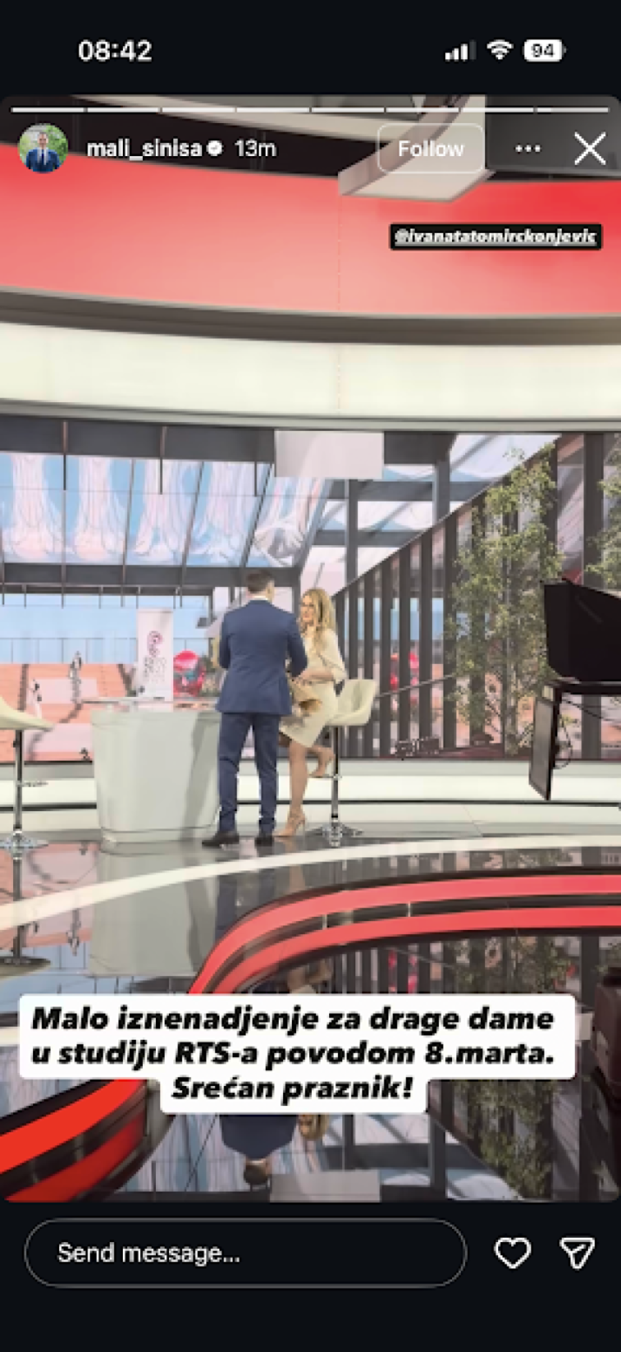 Siniša Mali iznenadio voditeljke RTS-a: Čestitao im 8. mart i poklonio cveće; Srećan praznik FOTO