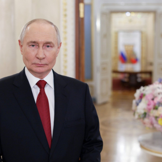 Putin se gušio od kašlja dok je čestitao Dan žena: Slučajno objavljen snimak postao viralan VIDEO