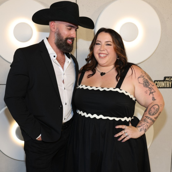 Govore joj da se "više potrudi" oko mišićavog muža, a nju baš briga FOTO