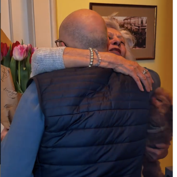 Vučević za Dan žena iznenadio svoju majku; Kratko poručio: "Volite svoje majke" VIDEO