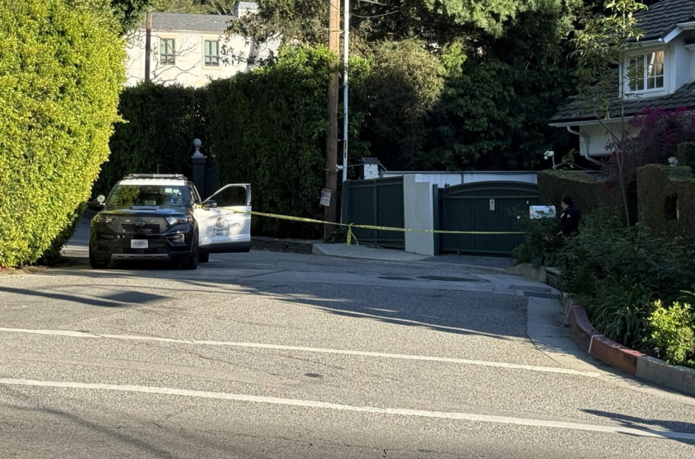 Pucano na Rijanin dom u Los Anđelesu: Pevačica bila unutra s porodicom FOTO/VIDEO