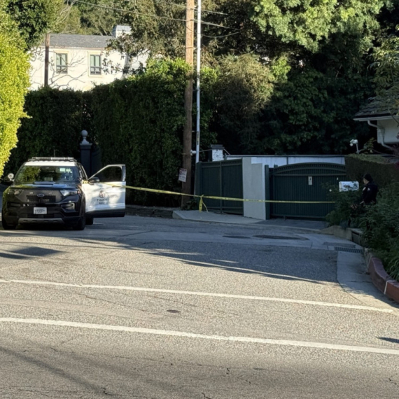 Pucano na Rijanin dom u Los Anđelesu: Pevačica bila unutra s porodicom FOTO/VIDEO