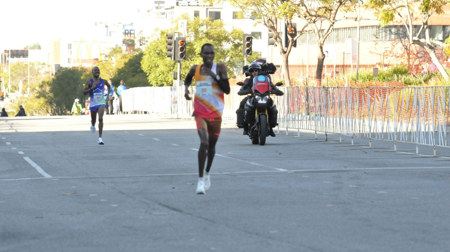 Najluđi finiš maratona u istoriji – Amerikanac prestigao rivala pred ciljem i slavio za 0,01 sekundu! VIDEO