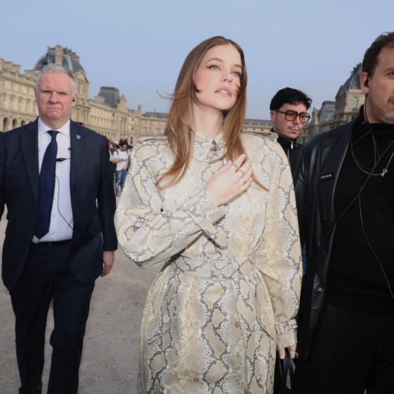 Zanosna Mađarica opet zavodi: Svi su gledali njeno vitko telo FOTO