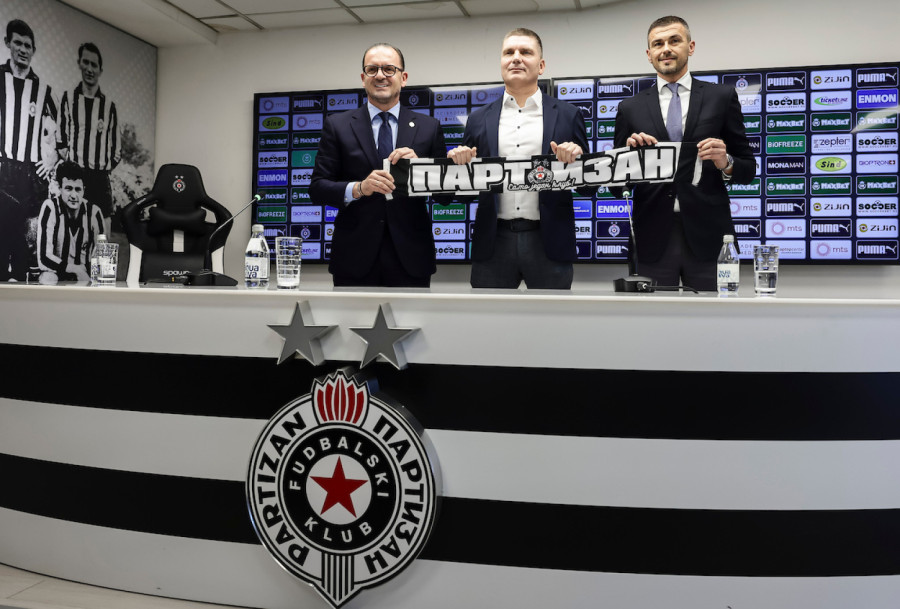 Kud plovi crno-beli brod?