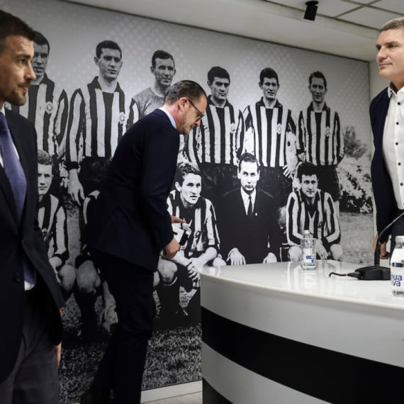 Kud plovi crno-beli brod?