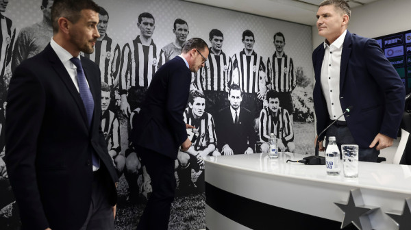 Kud plovi crno-beli brod?