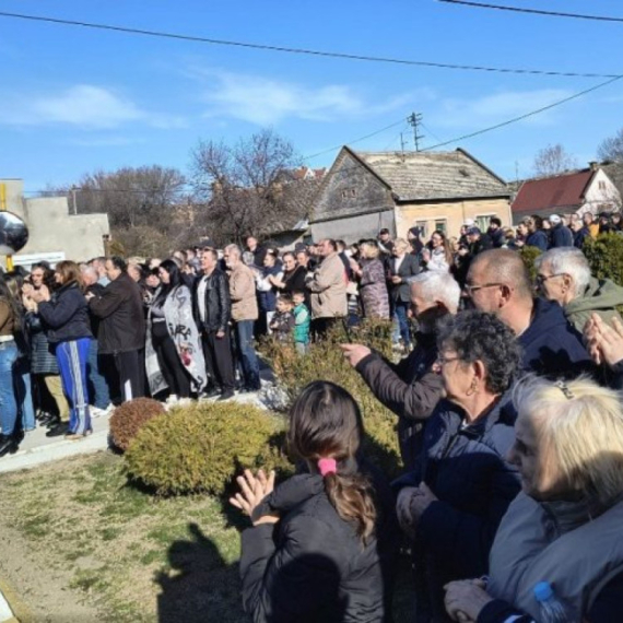 Građani Crvenke se okupili da pozdrave Vučića