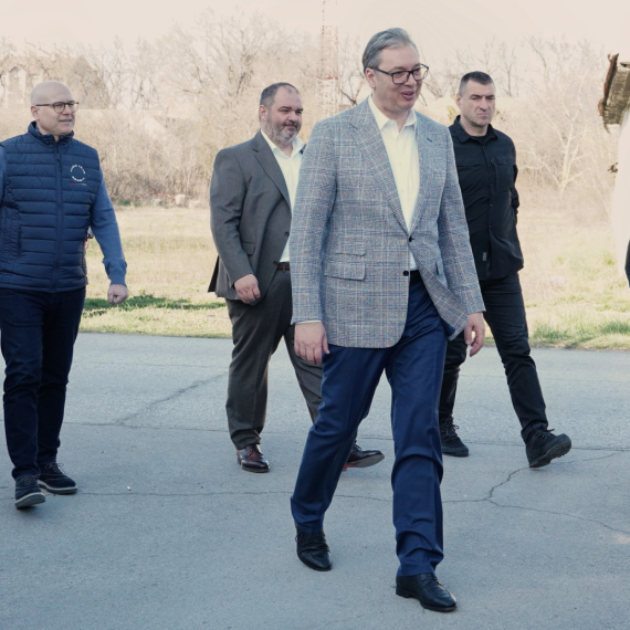 Vučić u Kuli: "Ljudi hoće da glasaju za one koji im donose boljitak"; "Blokaderi su napravili ogromnu štetu"