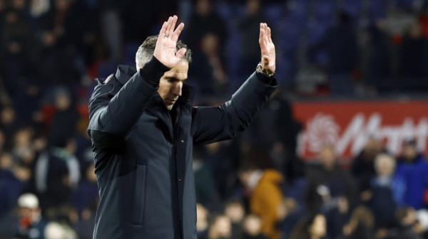 Navijači teraju Van Persija: "Robine, beži odavde" VIDEO