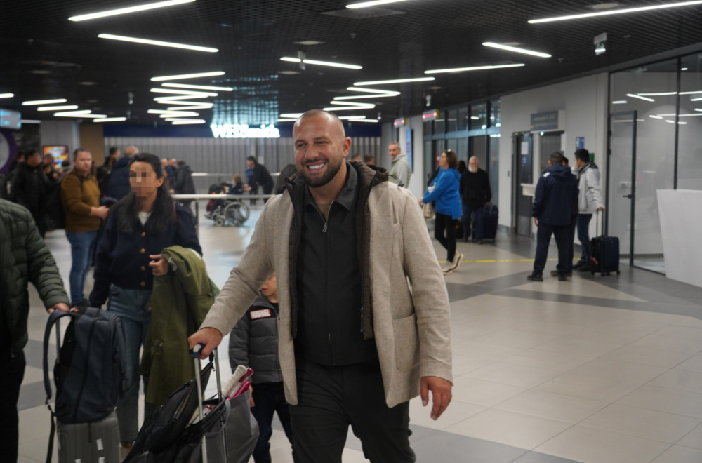 Obišli pola sveta zbog rata na Bliskom istoku: Pevač sa trudnom suprugom jedva stigao u Beograd FOTO