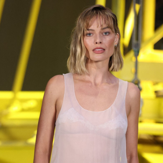 Toliko je lepa da joj baš sve stoji – i nova frizura i ovaj stajling FOTO