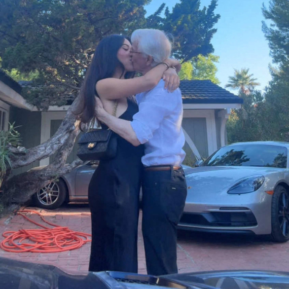 Dečko je 51 godinu stariji od nje: Proslavila 26. rođendan i zaprepastila – "Je l' ti to deda?" VIDEO/ANKETA