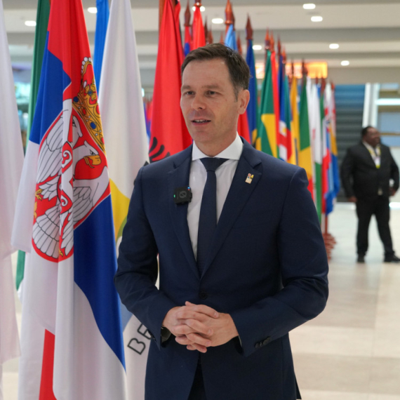 Kako kažu "dobar dan" na Papui Novoj Gvineji, Koreji, Liberiji... Mali je pokušao da nauči na IPM2 VIDEO