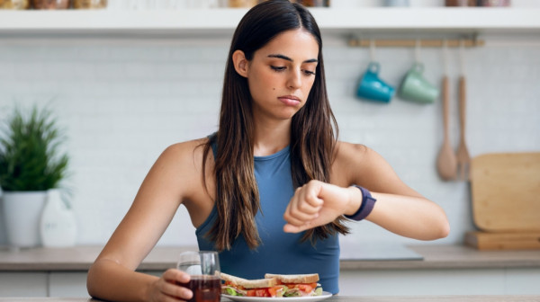 Večera – da ili ne? Stručnjaci otkrivaju koliko sati pre spavanja ne smemo da jedemo
