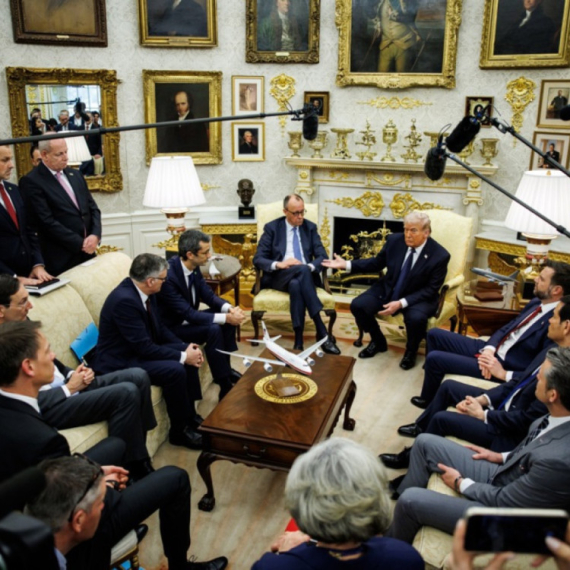 Bizarni običaj u Ovalnom kabinetu: Otkriveno šta Tramp poklanja saradnicima