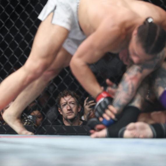 Mark Zakerberg izviždan VIDEO