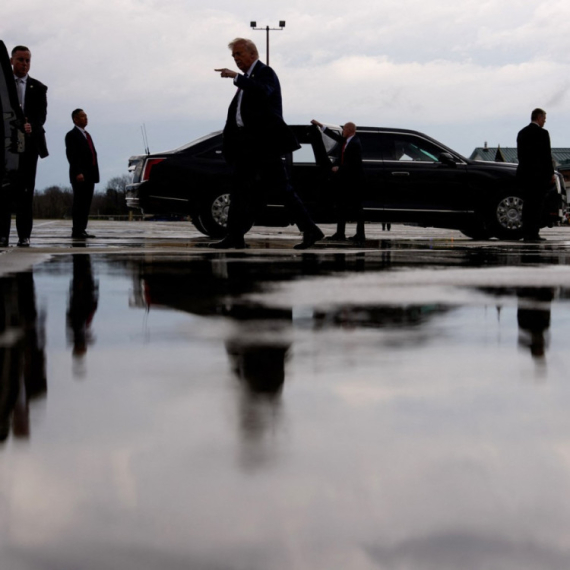 Tramp smiruje situaciju: "Ne brinite, cena nafte će uskoro pasti"