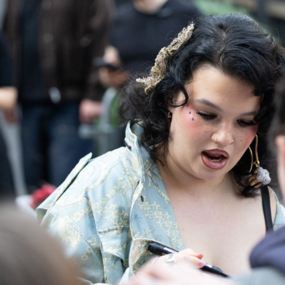 Pevačica se sružila na bini, pa priznala da se predozirala: "Šta je trebalo, da umrem?"