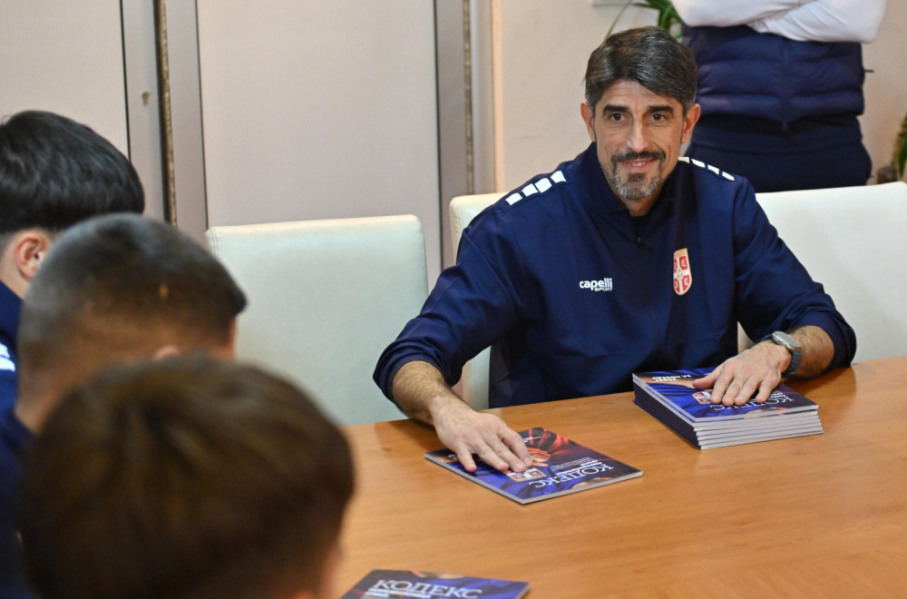 Paunović uručio Kodeks FSS najmlađim reprezentativcima Srbije FOTO/VIDEO