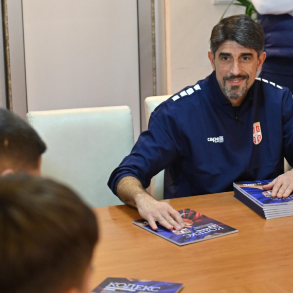 Paunović uručio Kodeks FSS najmlađim reprezentativcima Srbije FOTO/VIDEO