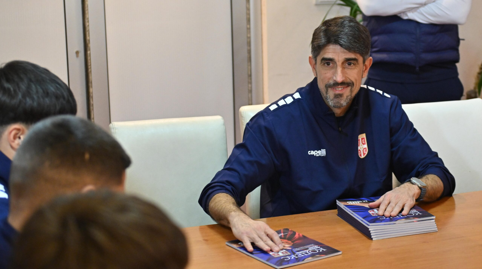 Paunović uručio Kodeks FSS najmlađim reprezentativcima Srbije FOTO/VIDEO