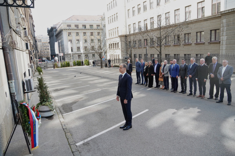 Macut sa ministrima položio venac na mestu gde je ubijen Zoran Đinđić