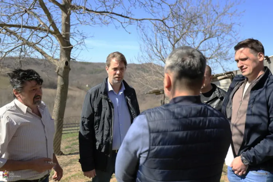 Milko sa porodicom obrađuje 13 hektara zemlje u srcu Šumadije: Ovo je njegova poruka FOTO