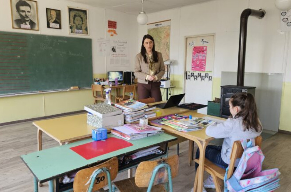 Školsko zvono zvoni samo za jednu devojčicu: Marija je jedini đak u maloj seoskoj školi FOTO