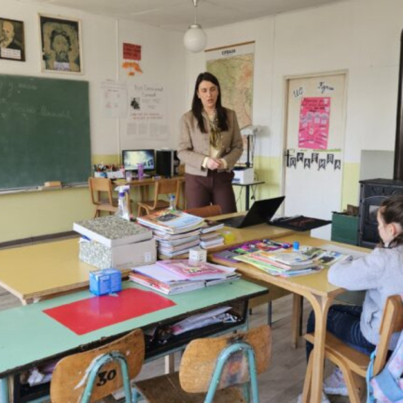 Školsko zvono zvoni samo za jednu devojčicu: Marija je jedini đak u maloj seoskoj školi FOTO
