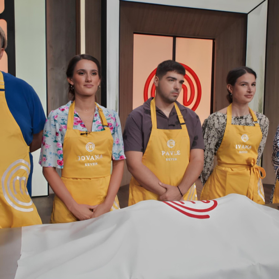 Takmičari zatečeni! Šta se krije ispod čaršava?! Ne bi se reklo da su oduševljeni zadatkom