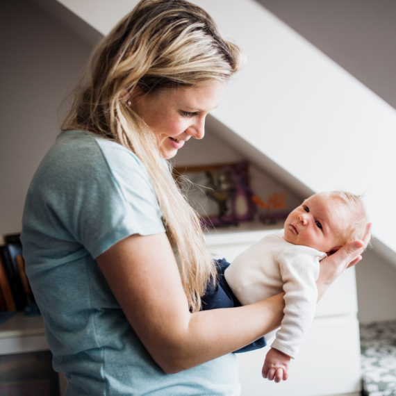 Prvo dete dobila je s 47: "Žongliranje menopauzom i bebom nije mi bilo ni na kraj pameti"