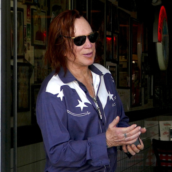 Miki Rork uslikan nakon izbacivanja iz stana: Izgled glumca sve šokirao FOTO