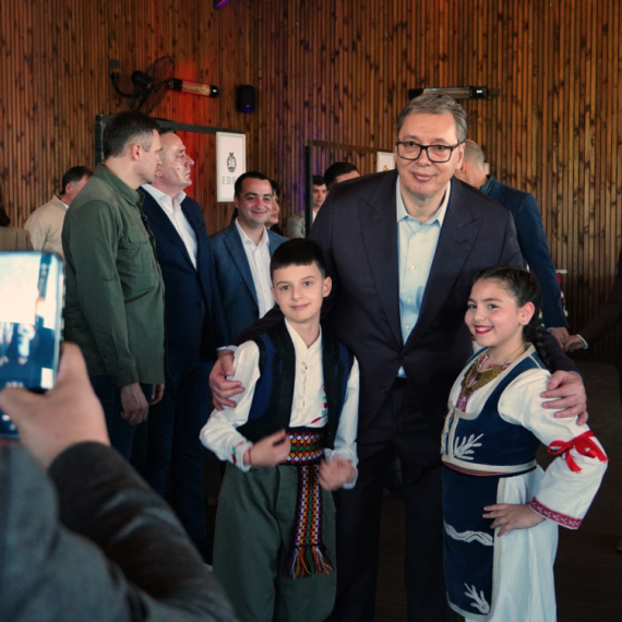 "Dobićete put za 10 dana": Vučić u Kopljaru kod Aranđelovca obećao ulaganja